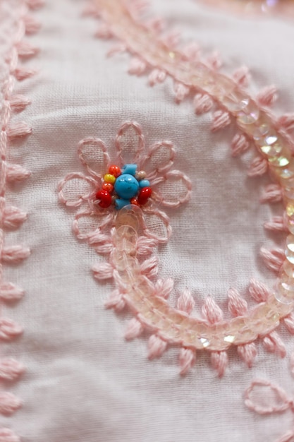 haft na płótnie w pastelowych kolorach